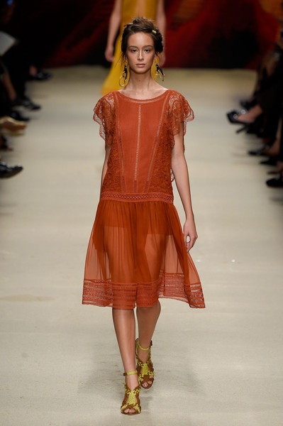 Điệu đà và quyến rũ với BST xuân hè 2016 của Alberta Ferretti - 11 Điệu đà và quyến rũ với BST xuân hè 2016 của Alberta Ferretti - 11