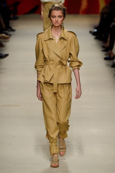 Điệu đà và quyến rũ với BST xuân hè 2016 của Alberta Ferretti - 17 Điệu đà và quyến rũ với BST xuân hè 2016 của Alberta Ferretti - 17
