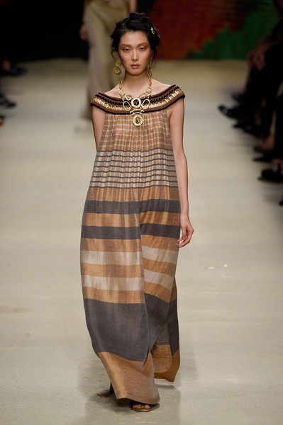 Điệu đà và quyến rũ với BST xuân hè 2016 của Alberta Ferretti - 18 Điệu đà và quyến rũ với BST xuân hè 2016 của Alberta Ferretti - 18