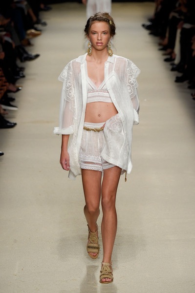 Điệu đà và quyến rũ với BST xuân hè 2016 của Alberta Ferretti - 23 Điệu đà và quyến rũ với BST xuân hè 2016 của Alberta Ferretti - 23