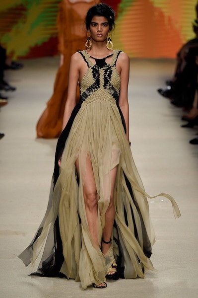 Điệu đà và quyến rũ với BST xuân hè 2016 của Alberta Ferretti - 24 Điệu đà và quyến rũ với BST xuân hè 2016 của Alberta Ferretti - 24
