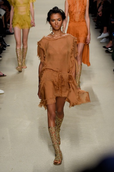 Điệu đà và quyến rũ với BST xuân hè 2016 của Alberta Ferretti - 25 Điệu đà và quyến rũ với BST xuân hè 2016 của Alberta Ferretti - 25