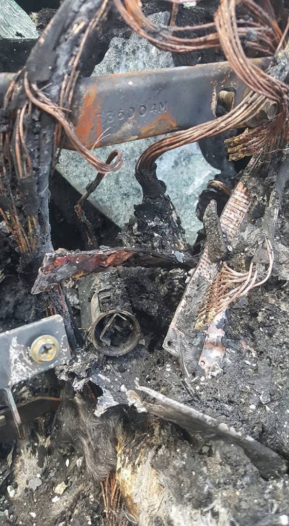 Nghi án cháy ô tô vì sạc điện thoại Samsung Galaxy Note 7 trên xe - 9 Nghi án cháy ô tô vì sạc điện thoại Samsung Galaxy Note 7 trên xe - 9