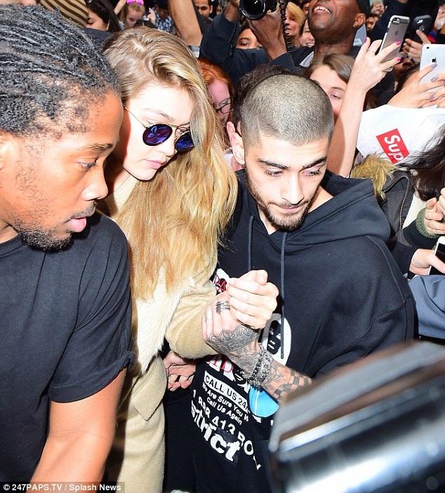 Fans bao vây siêu mẫu và bạn trai - 2
Người đẹp và bạn trai - cựu thành viên nhóm One Direction Zayn Malik bị lượng fans khủng vây quanh
