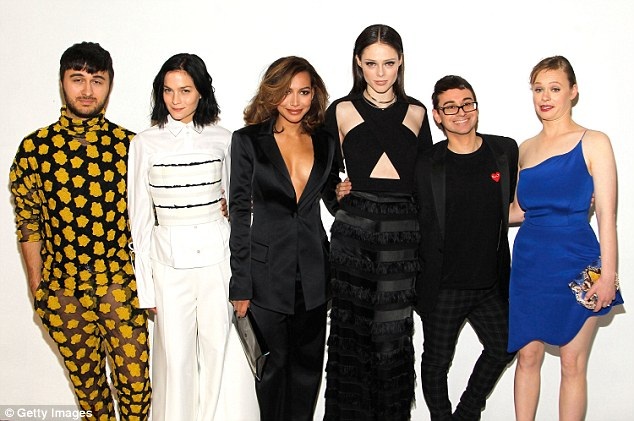Sao phim Glee diện áo hở bạo đi xem thời trang - 3
Naya Rivera chụp hình cùng dàn khách VIP trong show diễn của Christian Siriano