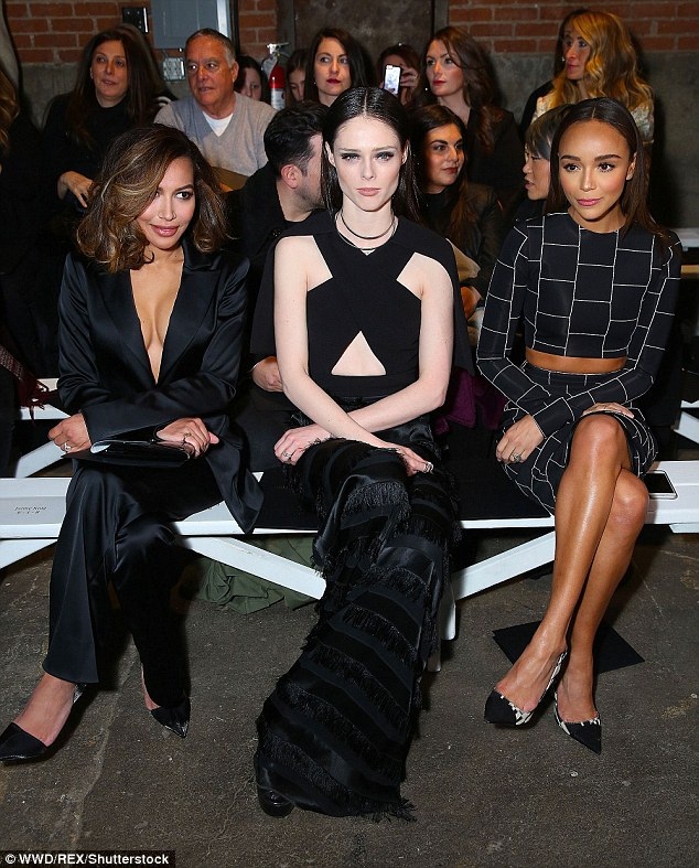 Sao phim Glee diện áo hở bạo đi xem thời trang - 6
Rivera, Rocha và diễn viên người Anh Ashley Madekwe