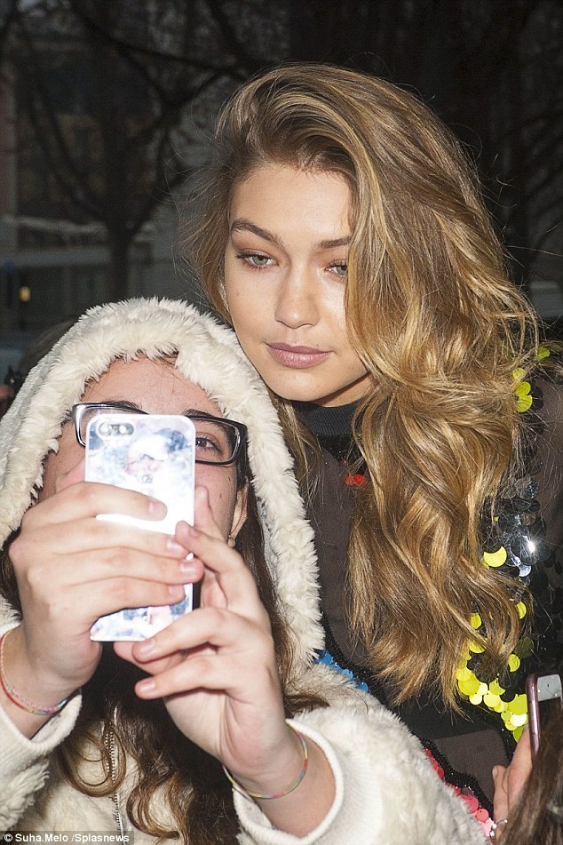 
Cô chụp hình cùng fan nhí
