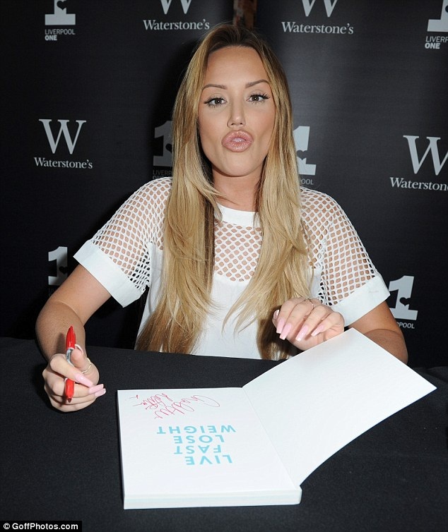 
Người đẹp 9X cũng không che giấu việc cô từng trải qua 1 số ca dao kéo để làm đẹp.
