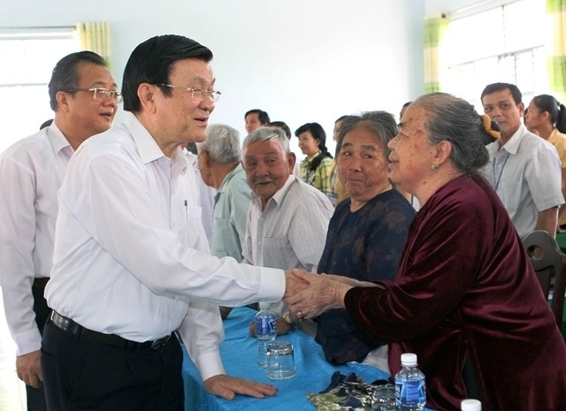 Nghĩ về tâm sự mới đây của nguyên Chủ tịch nước Trương Tấn Sang - 1
(Nguyên Chủ tịch nước Trương Tấn Sang với nhân dân xã nông thôn mới Thiện Nghiệp, TP Phan Thiết (Bình Thuận), tháng 3-2015. Ảnh: NGUYỄN KHANG (TTXVN).)