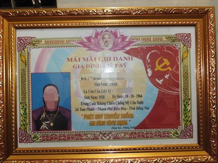 “Gạ” gia đình chính sách nộp tiền làm “bảng vàng vinh danh” - 4
Bảng vàng vinh danh đã xuất hiện ở nhiều địa phương.