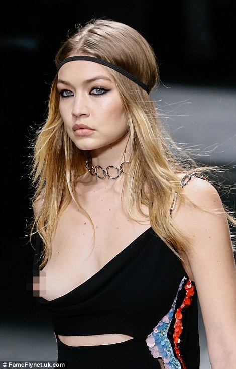 
Gigi Hadid gặp sự cố với váy cổ trễ khi trình diễn cho Versace tại tuần lễ thời trang Milan ngày 26/2 vừa qua
