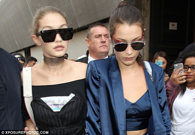 
Chân dài Gigi Hadid và em gái Bella vừa rời show diễn của Max Mara tại tuần lễ thời trang Milan xuân hè 2017 thì xảy ra sự cố...

