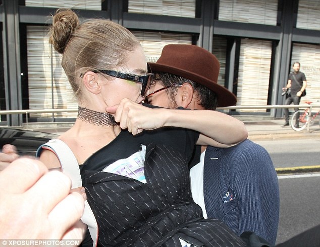Sốc khi thấy siêu mẫu 9X đánh fan - 3
Gigi Hadid nổi đóa và đã có hành động không đẹp mắt với fan này ngay trước ống kính cánh phóng viên. Sau đó cô lên trang cá nhân và viết rằng, cô cũng là con người và cô cần phải bảo vệ mình