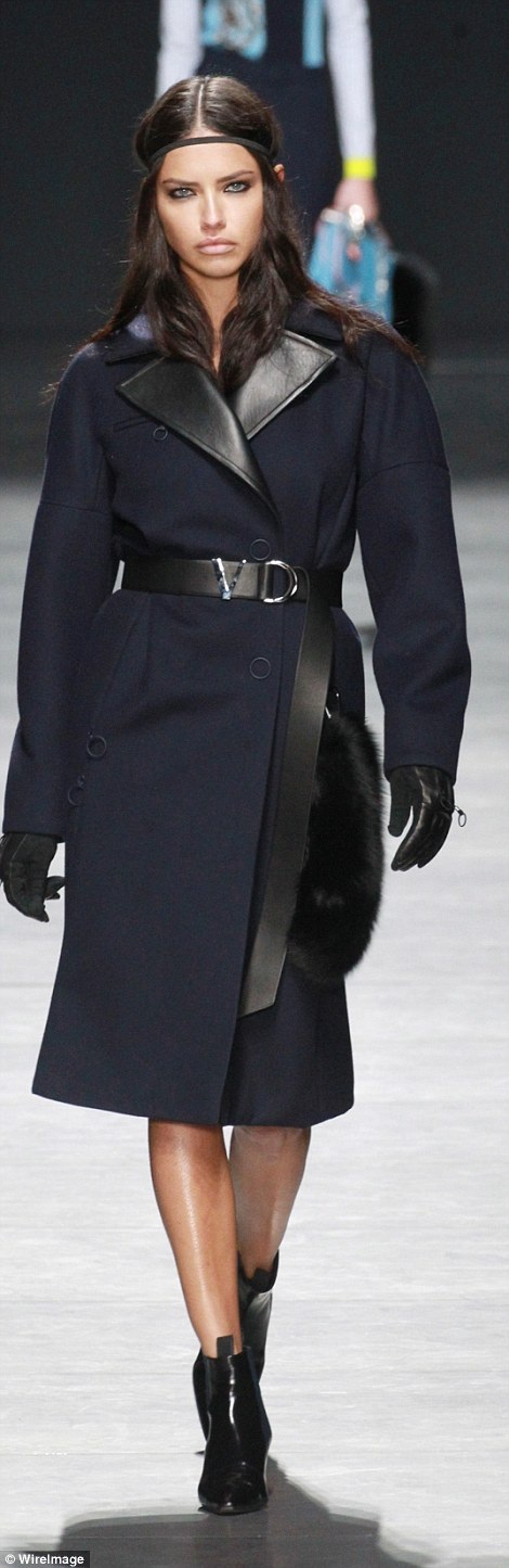 
Cùng xuất hiện trong show này còn có chân dài kỳ cựu Adriana Lima
