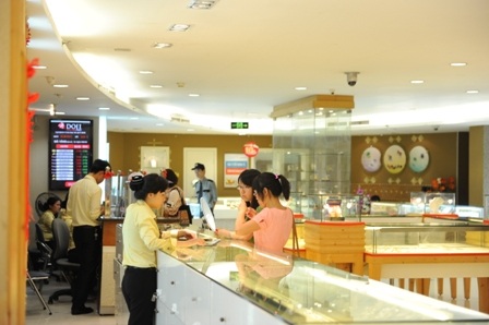 Tỷ giá trung tâm tăng tiếp, vàng SJC rẻ hơn thế giới - 1
Giá vàng SJC có xu hướng phục hồi nhẹ nhưng vẫn rẻ hơn giá vàng thế giới 200.000 đồng/lượng.