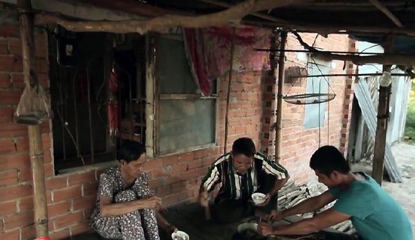 Chàng trai “quên” lấy vợ và ước mơ nồi thịt kho chiều 30 Tết cho người mẹ mù - 3
Ký ức về ngày Tết của anh DŨng chỉ đơn giản là bữa cơm với nồi thịt kho, cơm nguội và rau hái sau hè nhưng có đầy đủ ba mẹ.