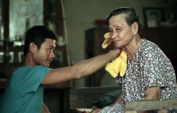 Chàng trai “quên” lấy vợ và ước mơ nồi thịt kho chiều 30 Tết cho người mẹ mù - 1 Hình ảnh anh Lê Quốc Dũng một mình chăm sóc mẹ già khiến nhiều người cảm động