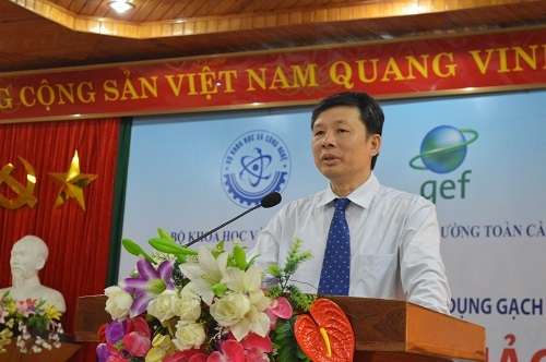 Tăng cường sản xuất và sử dụng gạch không nung tại Việt Nam - 1 Ông Nguyễn Đình Hậu, Vụ trưởng Vụ Khoa học và Công nghệ các ngành kinh tế - kỹ thuật, Bộ Khoa học và Công nghệ chia sẻ tại Hội thảo