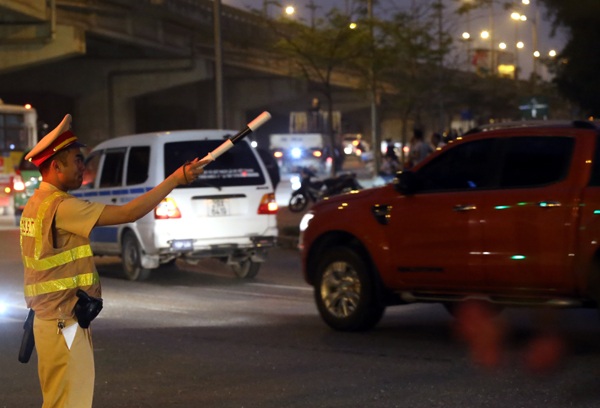 
Lực lượng CSGT vất vả phân luồng.
