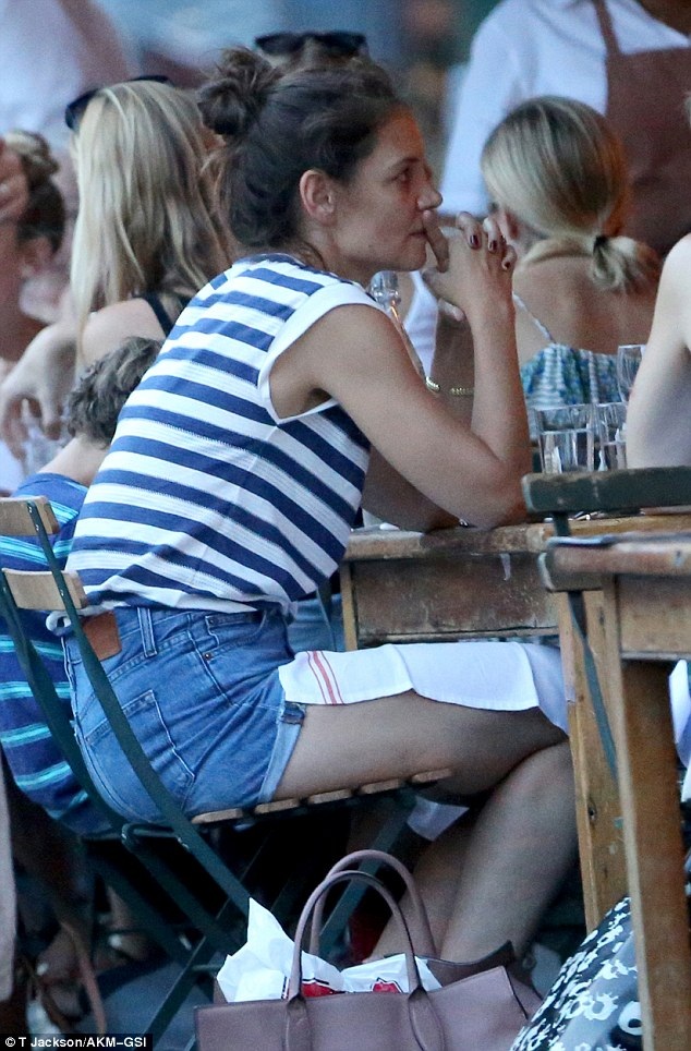 
Nữ diễn viên 38 tuổi ăn vận đơn giản và trẻ trung
