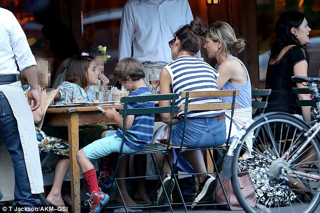 
Katie Holmes đưa con gái 10 tuổi Suri Cruise đi ăn tại 1 nhà hàng trên phố New York hồi giữa tuần trước
