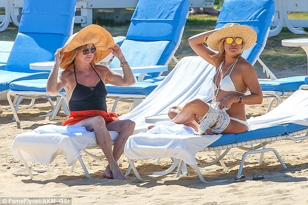 Mẹ Kate Hudson: U70 đẹp không kém con gái - 6
Ngôi sao tóc vàng rất gắn bó với mẹ đẻ - nữ diễn viên từng giành giải Oscar Goldie Hawn