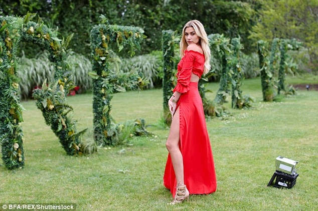 Dàn người đẹp tưng bừng tiệc tùng - 7
Hailey Baldwin mới 20 tuổi - là cháu nam diễn viên đình đám Alec Baldwin