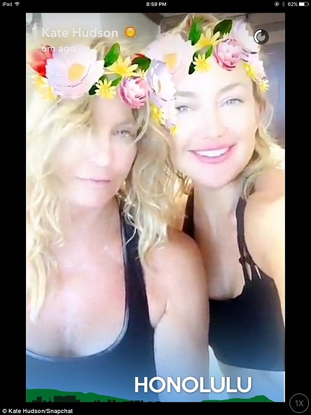 Mẹ Kate Hudson: U70 đẹp không kém con gái - 7
Bà Goldie Hawn đã 70 tuổi nhưng vẫn trẻ đẹp và thon thả nhờ chăm tập yoga mỗi ngày