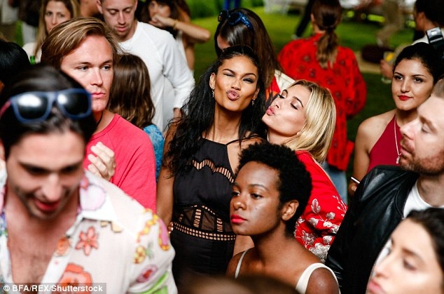 Dàn người đẹp tưng bừng tiệc tùng - 9
Các vị khách đã có 1 buổi tiệc rất tưng bừng