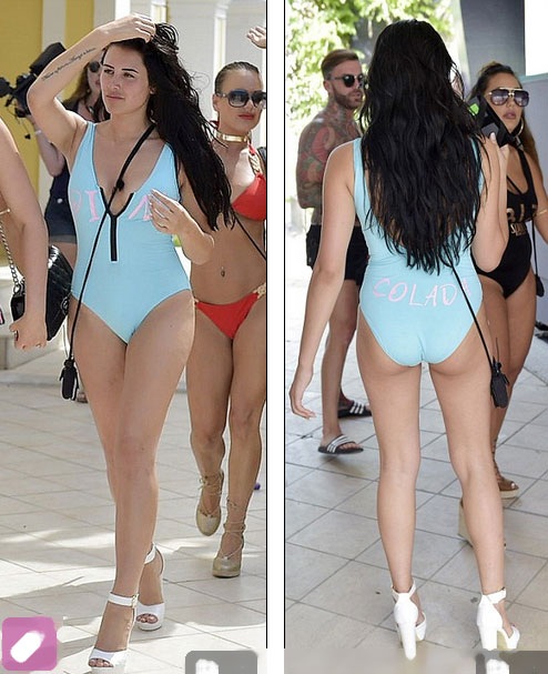 
Marnie diện bộ áo tắm xanh mát
