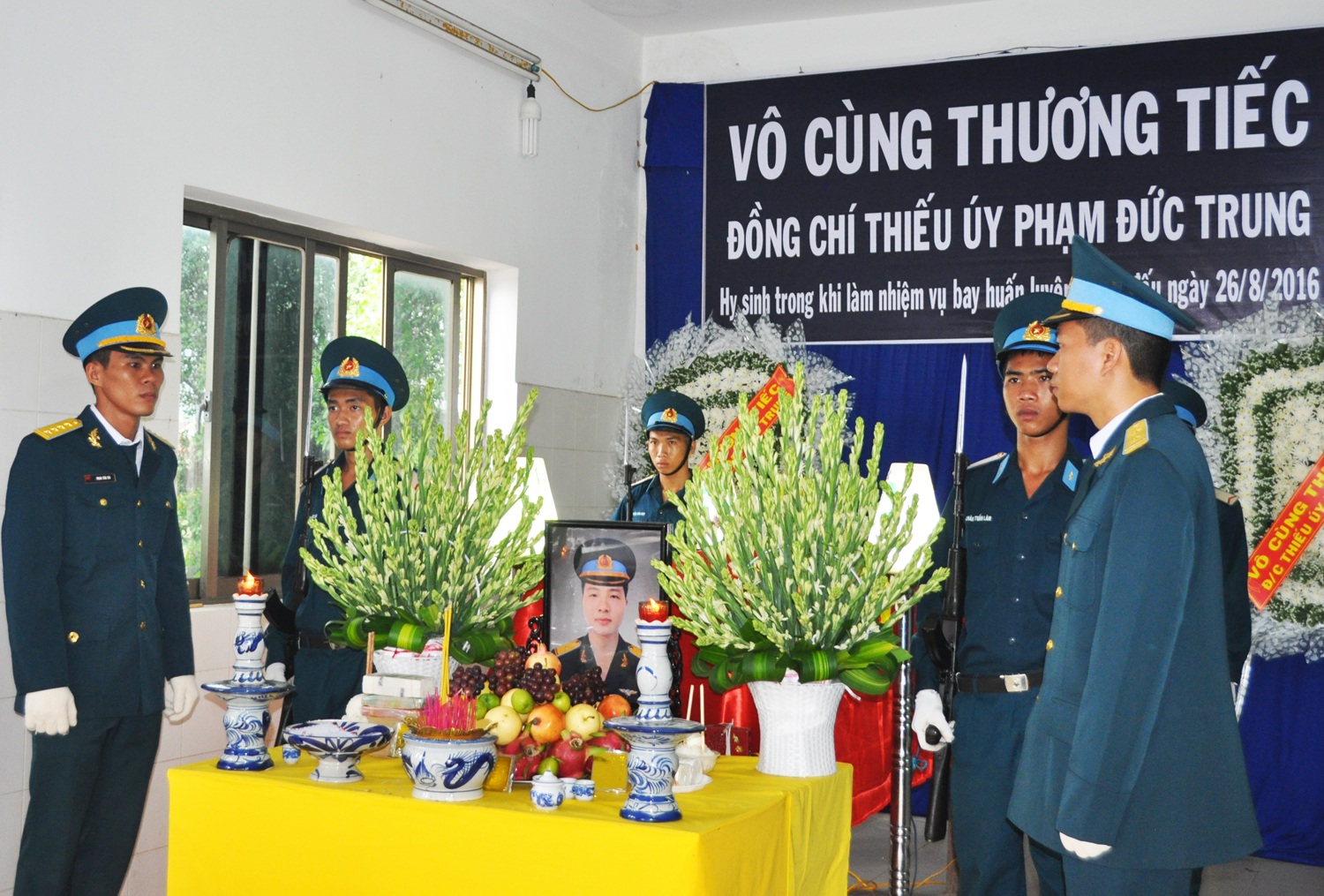 Công nhận tốt nghiệp, truy phong quân hàm Thiếu úy cho phi công hy sinh - 1
Tang lễ của phi công Phạm Đức Trung được tổ chức theo nghi thức quân đội