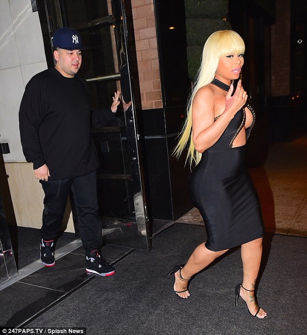 
Bỏ ngoài tai mọi lời chỉ trích, Rob Kardashian đang say đắm bên người tình mới - bốc lửa và gợi cảm
