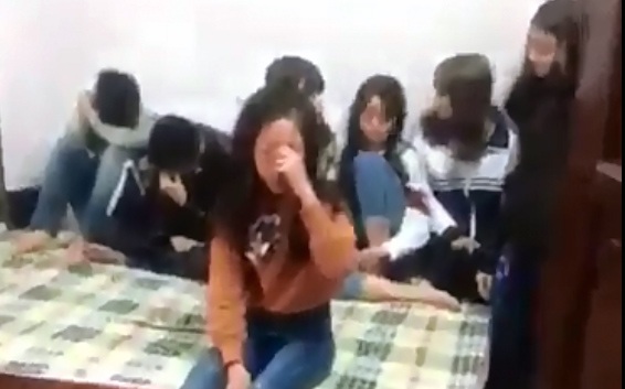 Góc nhìn luật sư về clip nhóm học sinh thuê nhà nghỉ bị quay clip, tung lên mạng - 1
Nhóm học sinh thuê phòng nhà nghỉ để tụ tập. (Ảnh cắt từ clip)