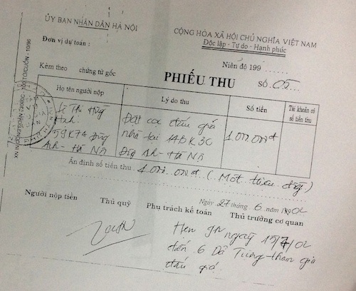 
Việc nộp tiền vào Chi cục Thi hành án quận Ba Đình của ông Ích còn nguyên biên lai đóng dấu đỏ từ năm 1999.
