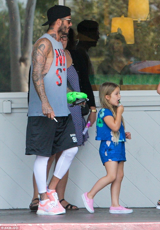 David Beckham tiếp tục là ông bố hoàn hảo - 1
David Beckham đưa 3 con đi ăn sáng tại Los Angeles ngày 25/8 vừa qua