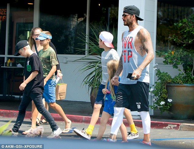 David Beckham tiếp tục là ông bố hoàn hảo - 5
Anh giúp vợ chăm lo nhà cửa, con cái khi vợ bận công việc