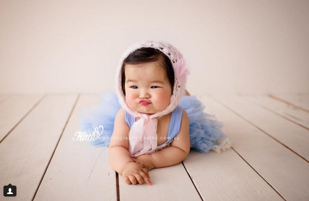 Cười đau bụng với biểu hiện nét mặt hài hước của bé - 7
Cô bé quàng khăn đỏ phiên bản lỗi