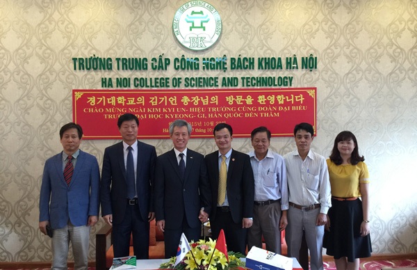 Quên nỗi lo thất nghiệp nhờ hành trang tiếng Hàn - 1
Lễ ký kết chương trình trao đổi sinh viên giữa HPC và ĐH Kyonggi (Hàn Quốc)