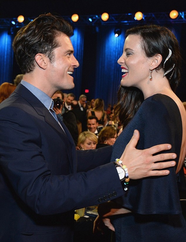 Sao “Chúa tể những chiếc nhẫn” bất ngờ lộ bụng bầu - 11
Orlando Bloom không thể ngăn được niềm vui dâng trào lên trong ánh mắt trong ngày hội ngộ với người bạn diễn xinh đẹp. Anh không quên hỏi thăm cô và gia đình, cũng như em bé đang lớn dần trong bụng nữ diễn viên 38 tuổi.