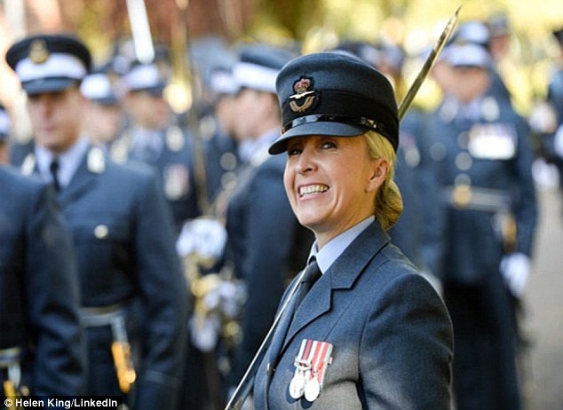 Nữ sĩ quan Anh gửi nhầm ảnh ngực trần cho hàng nghìn học viên - 1
Sĩ quan Helen King. (Ảnh: Dailymail)