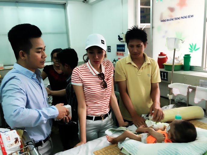 Quách Tuấn Du và Hoa hậu Kim Nguyễn làm từ thiện - 4 Quách Tuấn Du và Hoa hậu Kim Nguyễn làm từ thiện - 4