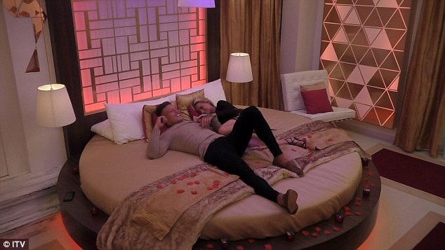 Hoa hậu Anh bị tước vương miện - 1
Hoa hậu Anh không ngại diễn cảnh nóng trên truyền hình