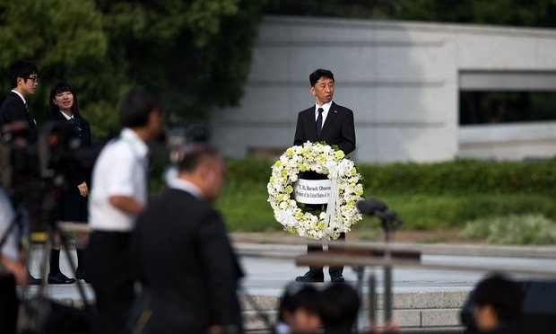 Tổng thống Obama đặt hoa tưởng niệm nạn nhân bom nguyên tử tại Hiroshima - 5
Tuy nhiên, ông Obama khẳng định sẽ không nói lời xin lỗi trong chuyến thăm này và rằng chuyến thăm nhằm thể hiện sự tưởng niệm đối với những người đã thiệt mạng trong vụ thả bom nguyên tử năm 1945 và gửi đi thông điệp về một thế giới không hạt nhân. (Ảnh: AFP)