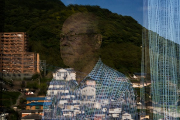 Tổng thống Obama đặt hoa tưởng niệm nạn nhân bom nguyên tử tại Hiroshima - 7
Theo số liệu thăm dò của báo Asahi Shimbun, gần 90% số người Nhật trả lời khảo sát cho biết, họ trân trọng chuyến thăm của ông Obama. Thủ tướng Nhật Bản Abe nói rằng, ông không đòi hỏi một lời xin lỗi từ Tổng thống Obama về vụ ném bom, nhưng quan trọng là cách mà ông Obama sẽ chia sẻ đau thương, mất mát khi tới Hiroshima. (Ảnh: NYTimes)