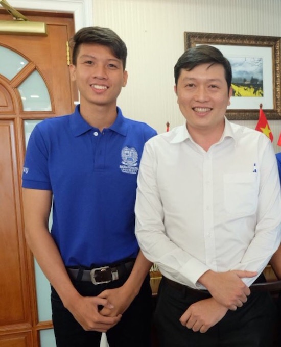 
Lê Huy Hiệp (trái) cùng thầy Nguyễn Minh Trung
