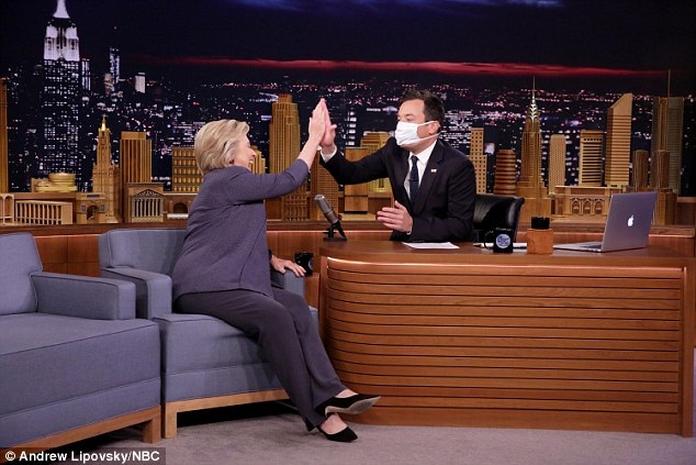MC truyền hình hài hước đeo khẩu trang y tế khi phỏng vấn bà Clinton - 1
Người dẫn chương trình Jimmy Fallon đeo khẩu trang y tế khi mở màn cuộc trò chuyện phỏng vấn với ứng viên tổng thống đảng Dân chủ Hillary Clinton trên sóng truyền hình. (Ảnh: Dailymail)