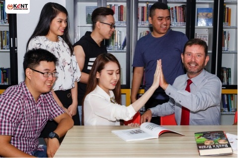 Chương trình quốc tế đem lại lợi ích gì cho sinh viên? - 1 Giảng viên chương trình quốc tế luôn thân thiện với sinh viên.