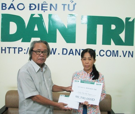 
(Chú thích ảnh: Nhà báo Phan Huy trao quà Nhân ái tại Bạc Liêu)
