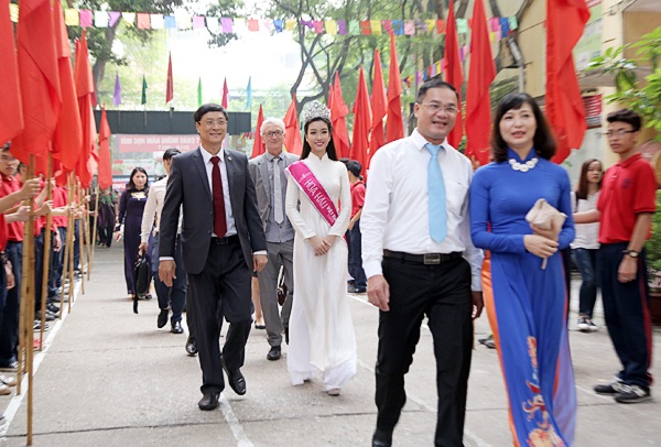 Tân Hoa hậu Mỹ Linh tươi tắn dự lễ khai giảng trường cũ - 1
Hoa hậu Đỗ Mỹ Linh cùng thầy Hiệu trưởng và các thầy cô giáo dự lễ khai giảng trường THPT Việt Đức