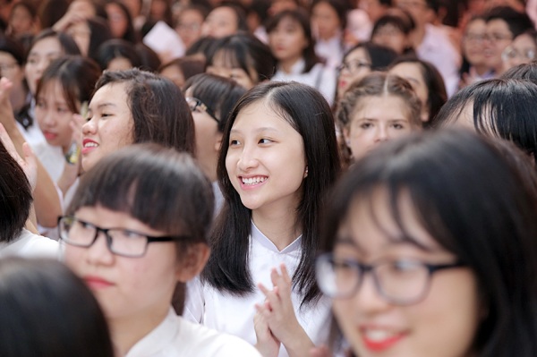 Tân Hoa hậu Mỹ Linh tươi tắn dự lễ khai giảng trường cũ - 10
Từ lâu, trường THPT Việt Đức đã được biết đến là một ngôi trường không những giàu thành tích mà còn là cái nôi của nhiều gương mặt nữ sinh xinh đẹp, tài năng.